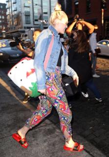 Miley Cyrus feet photo thumbnail