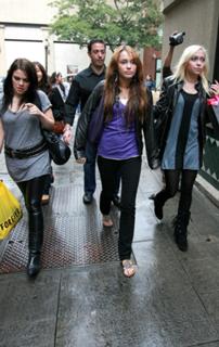 Miley Cyrus feet photo thumbnail