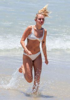 Miley Cyrus feet photo thumbnail