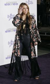 Miley Cyrus feet photo thumbnail