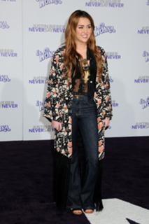Miley Cyrus feet photo thumbnail