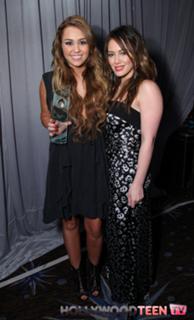 Miley Cyrus feet photo thumbnail