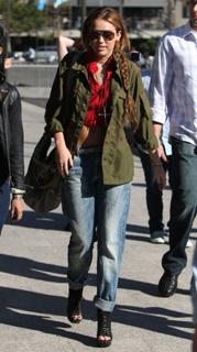 Miley Cyrus feet photo thumbnail