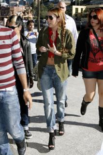 Miley Cyrus feet photo thumbnail