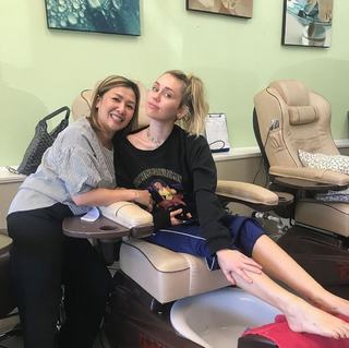Miley Cyrus feet photo thumbnail