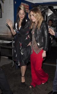 Miley Cyrus feet photo thumbnail