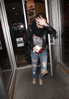 Miley Cyrus feet photo thumbnail