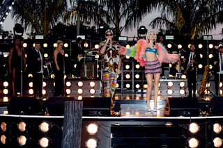 Miley Cyrus feet photo thumbnail