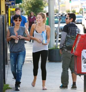 Miley Cyrus feet photo thumbnail