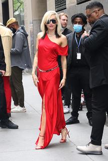 Miley Cyrus feet photo thumbnail