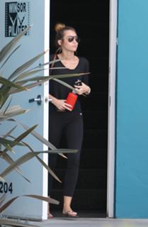 Miley Cyrus feet photo thumbnail