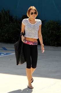 Miley Cyrus feet photo thumbnail