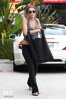 Miley Cyrus feet photo thumbnail