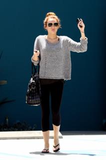 Miley Cyrus feet photo thumbnail