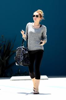 Miley Cyrus feet photo thumbnail