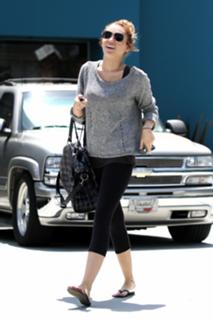 Miley Cyrus feet photo thumbnail