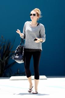 Miley Cyrus feet photo thumbnail