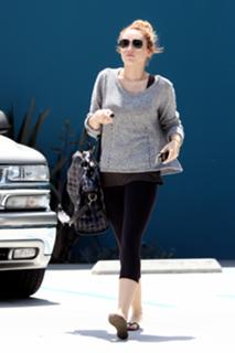 Miley Cyrus feet photo thumbnail