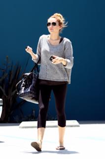 Miley Cyrus feet photo thumbnail