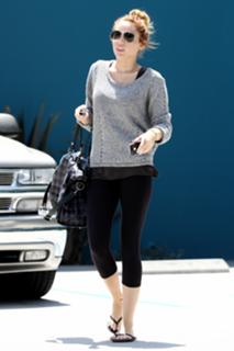 Miley Cyrus feet photo thumbnail