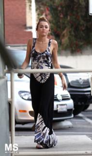 Miley Cyrus feet photo thumbnail