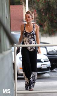 Miley Cyrus feet photo thumbnail