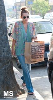 Miley Cyrus feet photo thumbnail