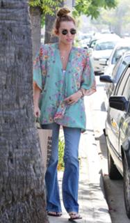 Miley Cyrus feet photo thumbnail