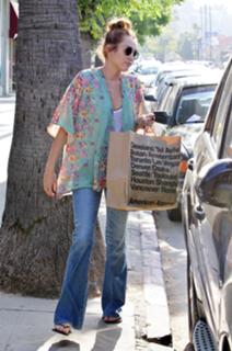 Miley Cyrus feet photo thumbnail