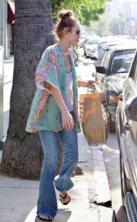 Miley Cyrus feet photo thumbnail