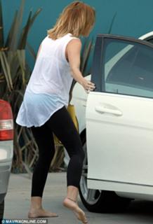 Miley Cyrus feet photo thumbnail