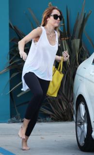 Miley Cyrus feet photo thumbnail