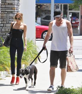 Miley Cyrus feet photo thumbnail