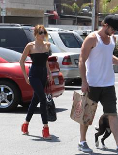 Miley Cyrus feet photo thumbnail