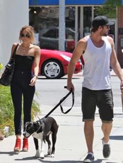 Miley Cyrus feet photo thumbnail