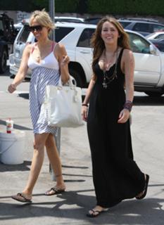 Miley Cyrus feet photo thumbnail