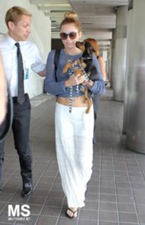 Miley Cyrus feet photo thumbnail