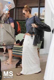 Miley Cyrus feet photo thumbnail