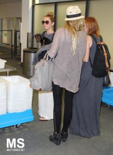 Miley Cyrus feet photo thumbnail