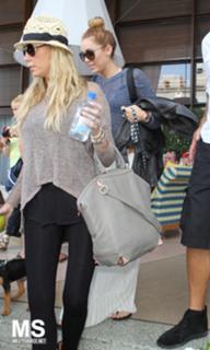 Miley Cyrus feet photo thumbnail