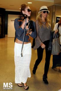 Miley Cyrus feet photo thumbnail