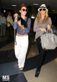 Miley Cyrus feet photo thumbnail