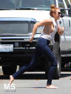 Miley Cyrus feet photo thumbnail