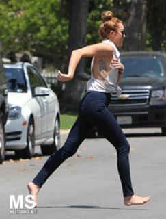 Miley Cyrus feet photo thumbnail