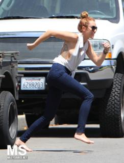 Miley Cyrus feet photo thumbnail