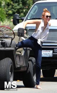 Miley Cyrus feet photo thumbnail
