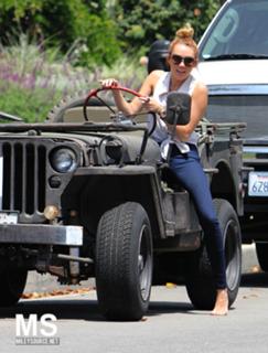 Miley Cyrus feet photo thumbnail