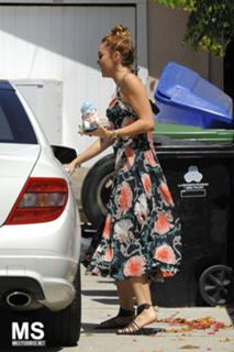 Miley Cyrus feet photo thumbnail