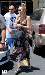 Miley Cyrus feet photo thumbnail