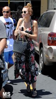 Miley Cyrus feet photo thumbnail